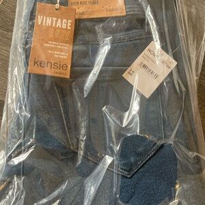 Brand New 
The Savannah 
High Rise Flare
Size 2/26
Kensie Jeans